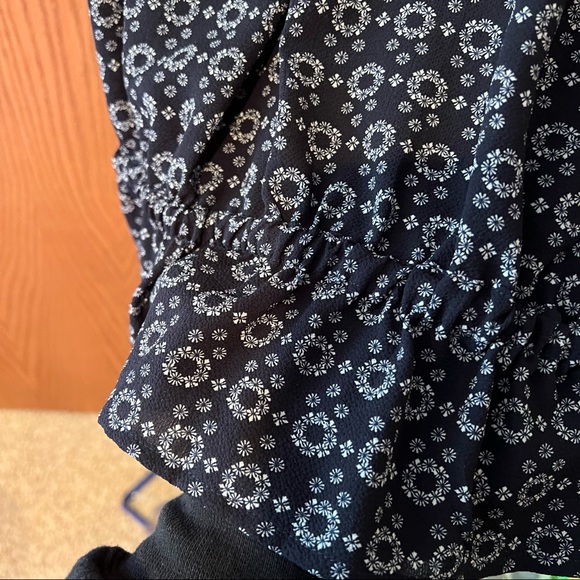 Harlowe & Graham Navy Blue Floral Blouse Size Medium Boho Cold Shoulder Flowy - Picture 2 of 11